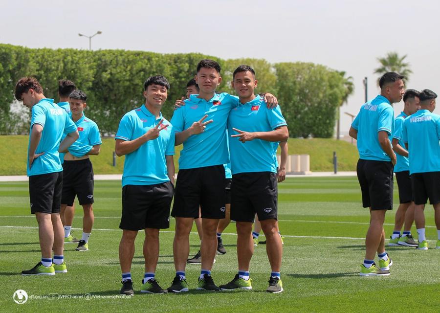 U23 Việt Nam thư giãn trên sân đẹp như tranh vẽ, nơi Messi từng tập ở World Cup 2022