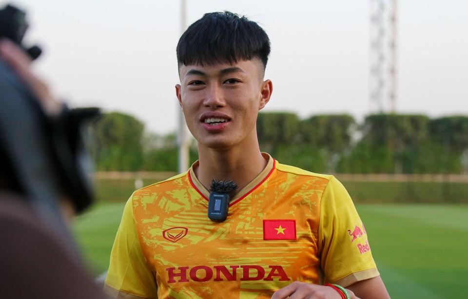 Văn Trường sung sướng sát cánh cùng “đàn anh” ở U23 Việt Nam