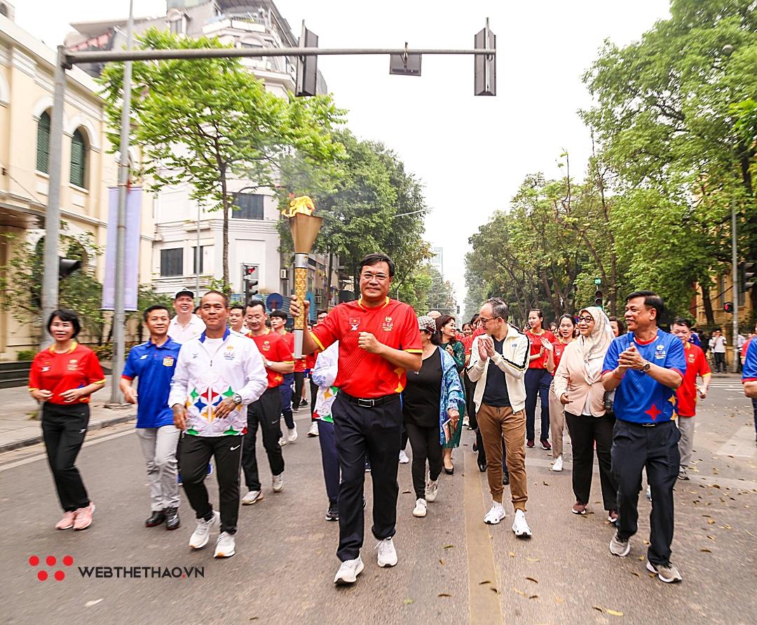 Ngọn đuốc SEA Games 32 rực sáng trên các cung đường Hà Nội
