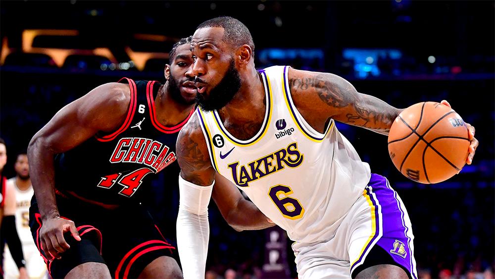 Đón LeBron trở lại, Los Angeles Lakers vẫn nhận thất bại muối mặt ngay trên sân nhà