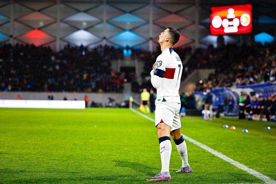 Top 10 cầu thủ ghi nhiều bàn nhất cho ĐTQG: Messi đeo bám Ronaldo