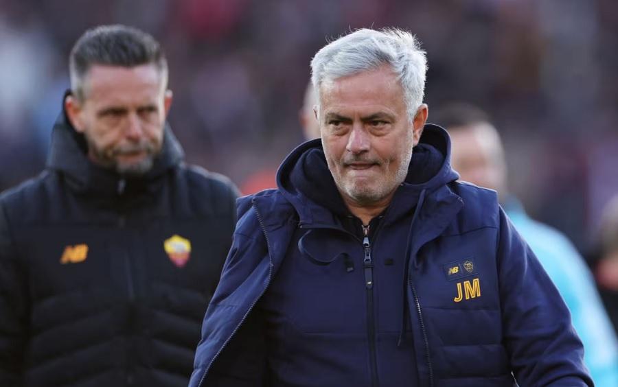Mourinho chế giễu nhà báo Hà Lan dù nhận thất bại