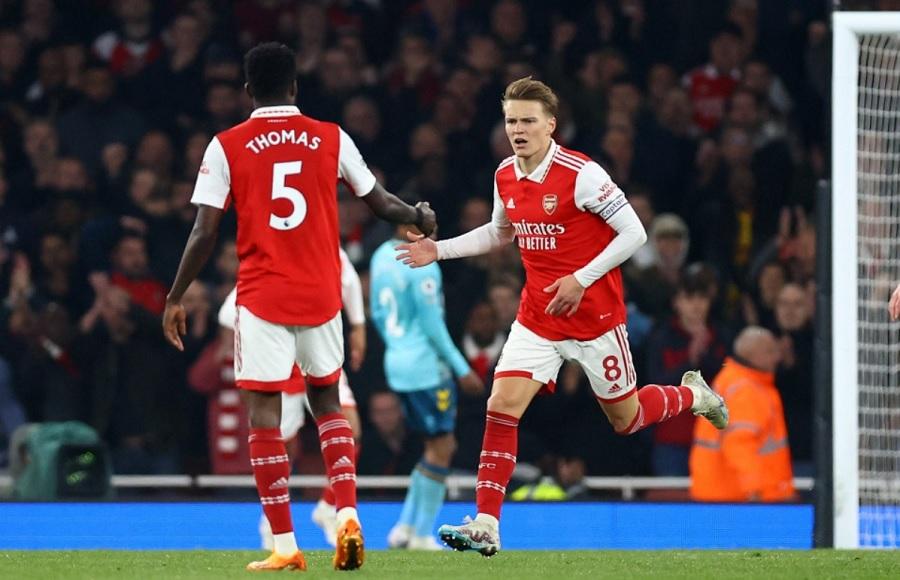Arsenal lội ngược dòng thoát thua nhưng hy vọng vô địch tắt dần