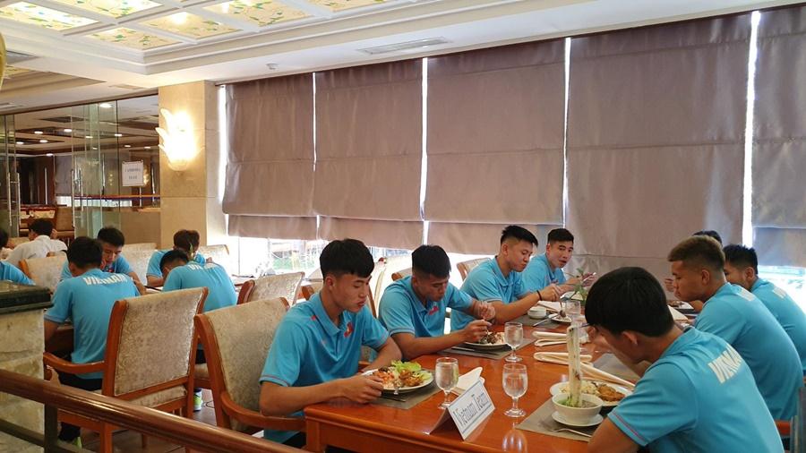 Bữa ăn miễn phí của U22 Việt Nam ở Campuchia có gì đặc biệt?