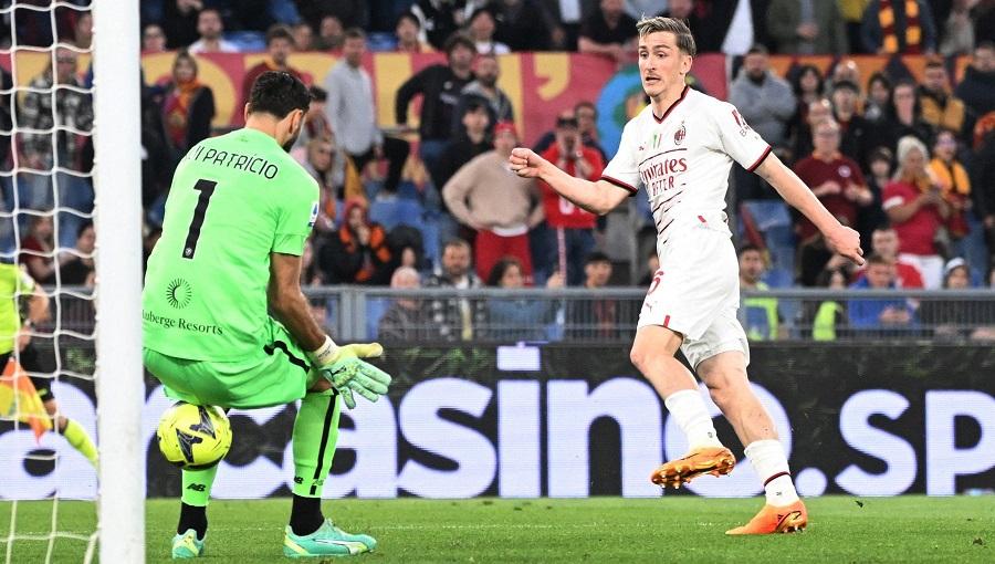 Milan và Roma tạo cái kết điên rồ trong 4 phút bù giờ