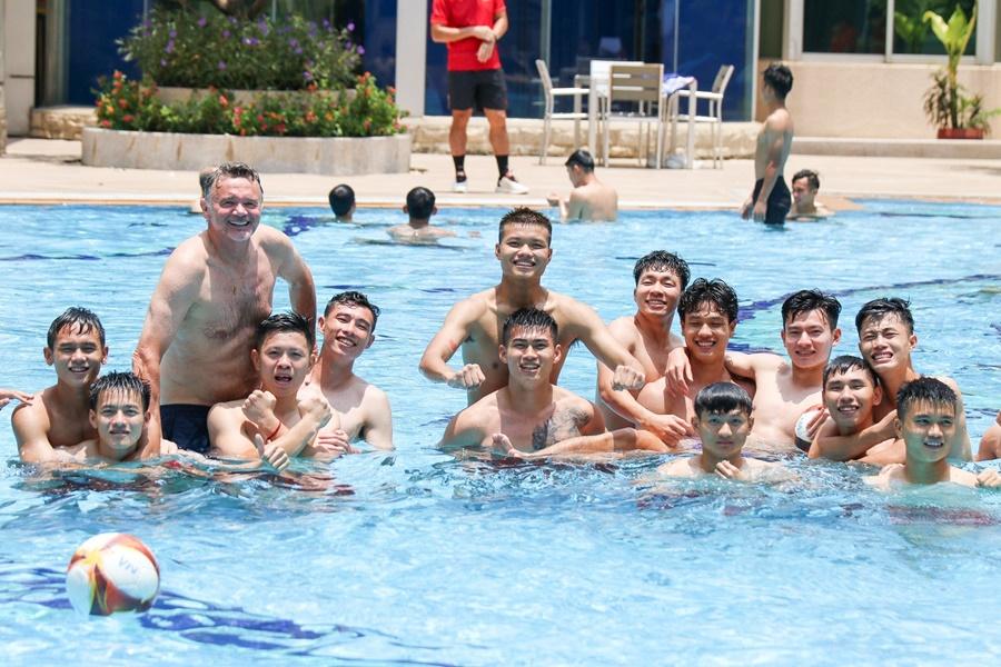 U22 Việt Nam “xả hơi” ở bể bơi, HLV Troussier cười hết nấc sau thắng lợi trước U22 Lào