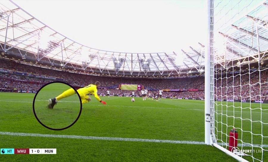 CĐV MU doạ “xé” hợp đồng mới của De Gea sau sai lầm kinh hoàng