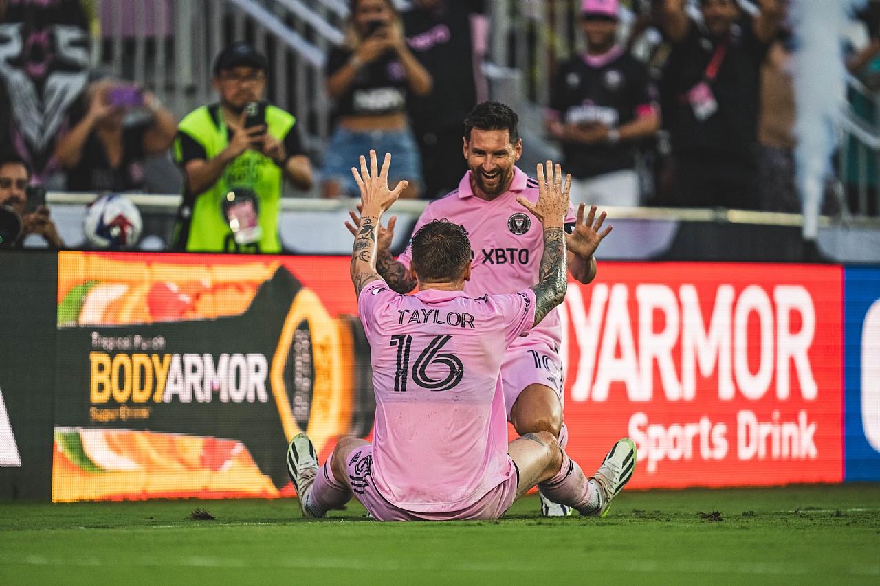 Ghi bàn và kiến tạo, Messi lại khiến CĐV Inter Miami phát cuồng