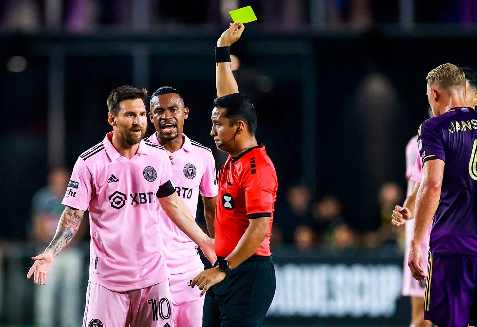 Messi đụng độ toé lửa và nhận thẻ vàng trong trận kinh điển thế nào?