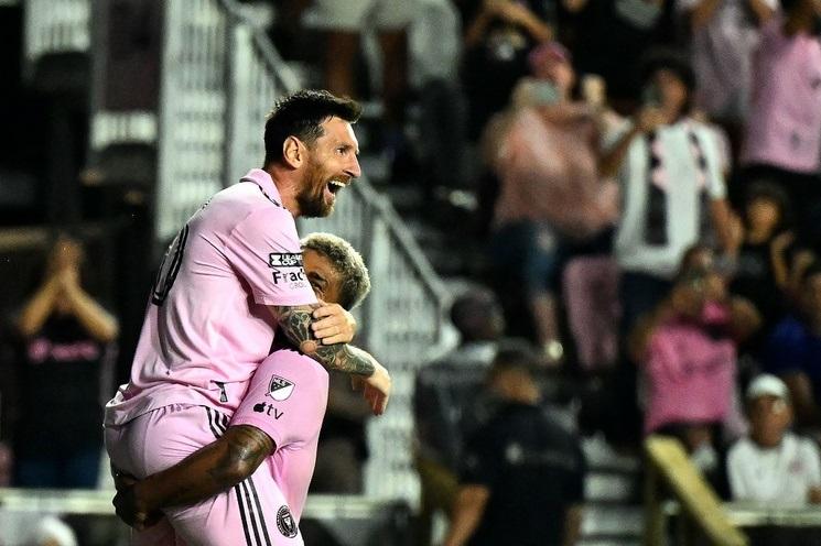 Vì sao trọng tài từ chối và sau đó công nhận bàn thắng của Messi?