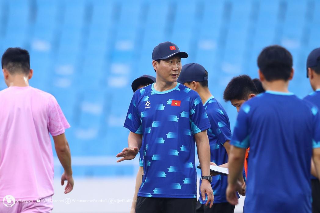 Thay đổi từ HLV Kim Sang Sik có giúp bóng đá Việt Nam quên nỗi buồn Philippe Troussier?