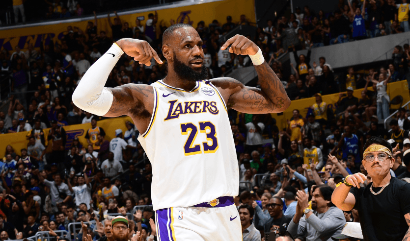 LeBron James có triple-double, Anthony Davis ném game-winner giúp Lakers nối dài mạch bất bại