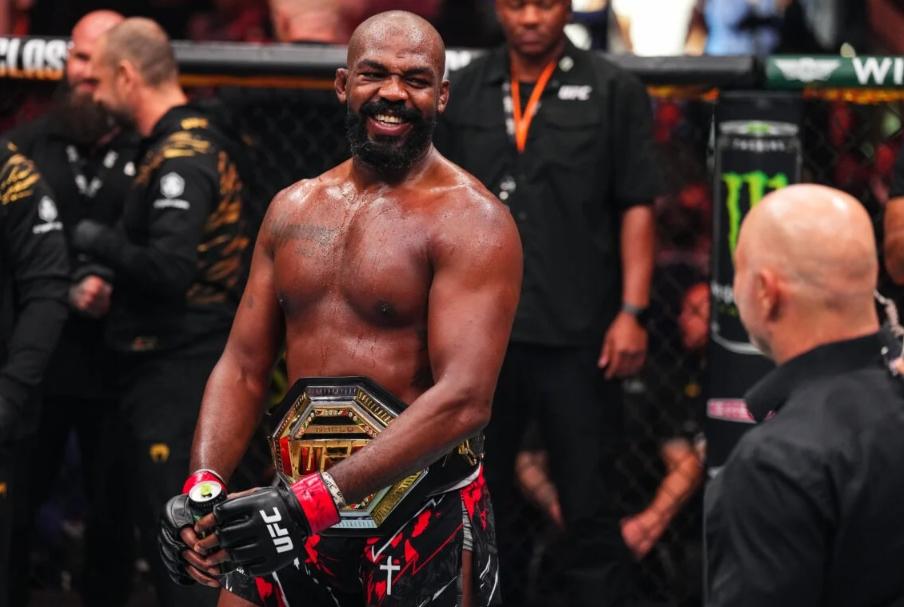 Jon Jones chế giễu bản đề xuất tước đai vô địch UFC từ khán giả