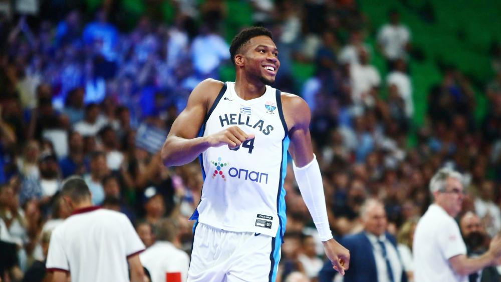 Vào sân 15 phút ghi 25 điểm, Giannis Antetokounmpo oanh tạc tuyển Latvia tiền EuroBasket 2025
