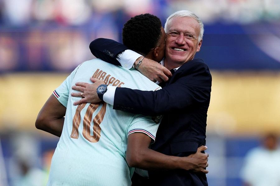 Mbappe tri ân HLV Deschamps trong ngày chia tay đội tuyển Pháp