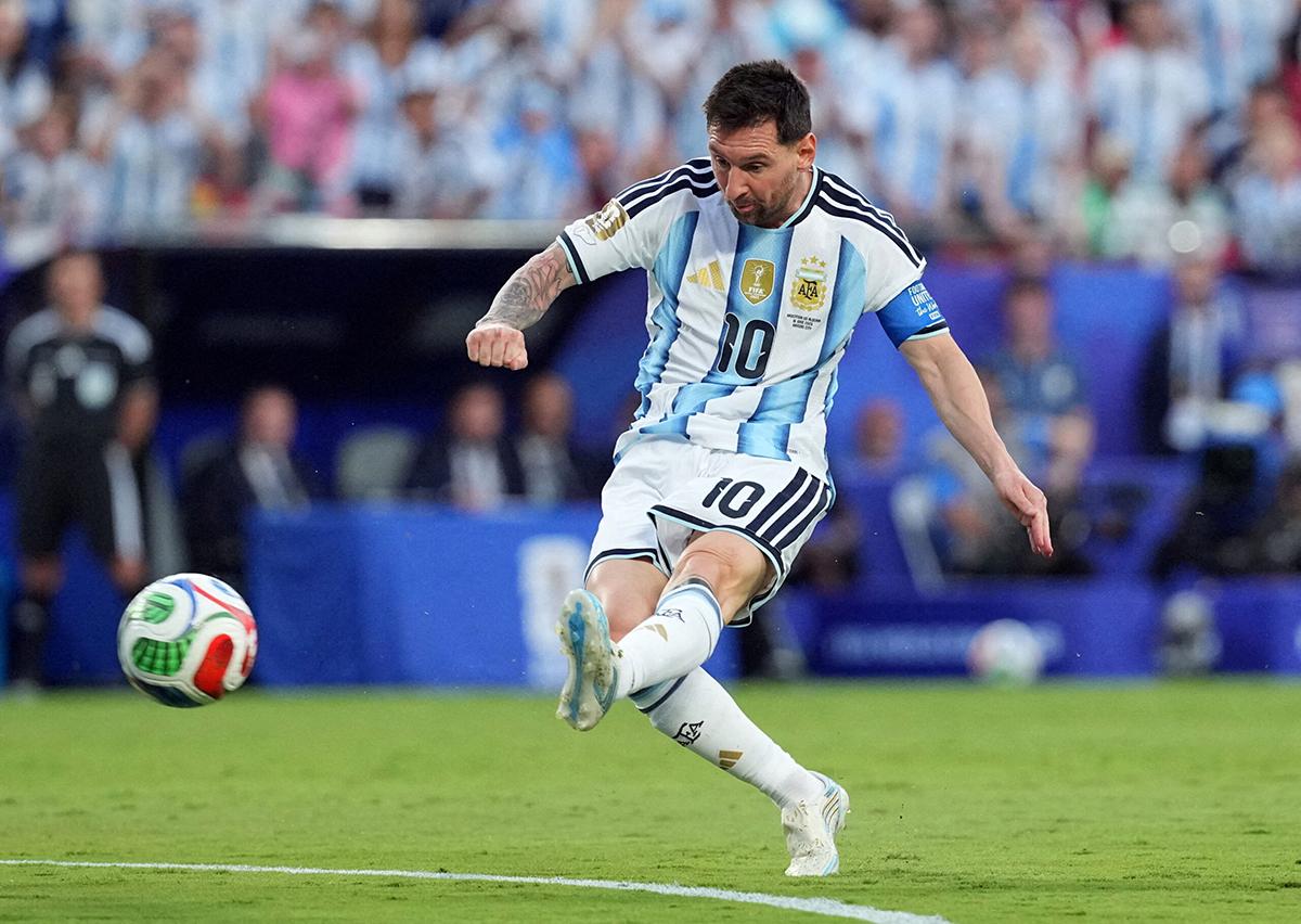 Sự đối lập thú vị khi Lionel Messi đối đầu "hệ thống Tây Ban Nha"
