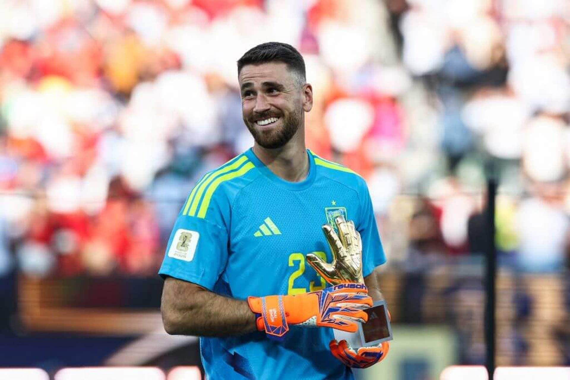 Khi "đôi găng vàng" Unai Simon dùng... chân giúp Tây Ban Nha tiến đến chức vô địch World Cup