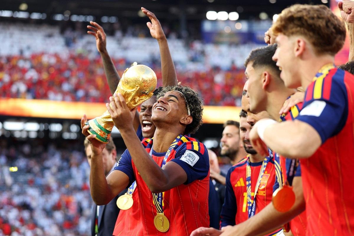Từ bức ảnh chụp cùng Messi đến kỷ nguyên mới của Lamine Yamal