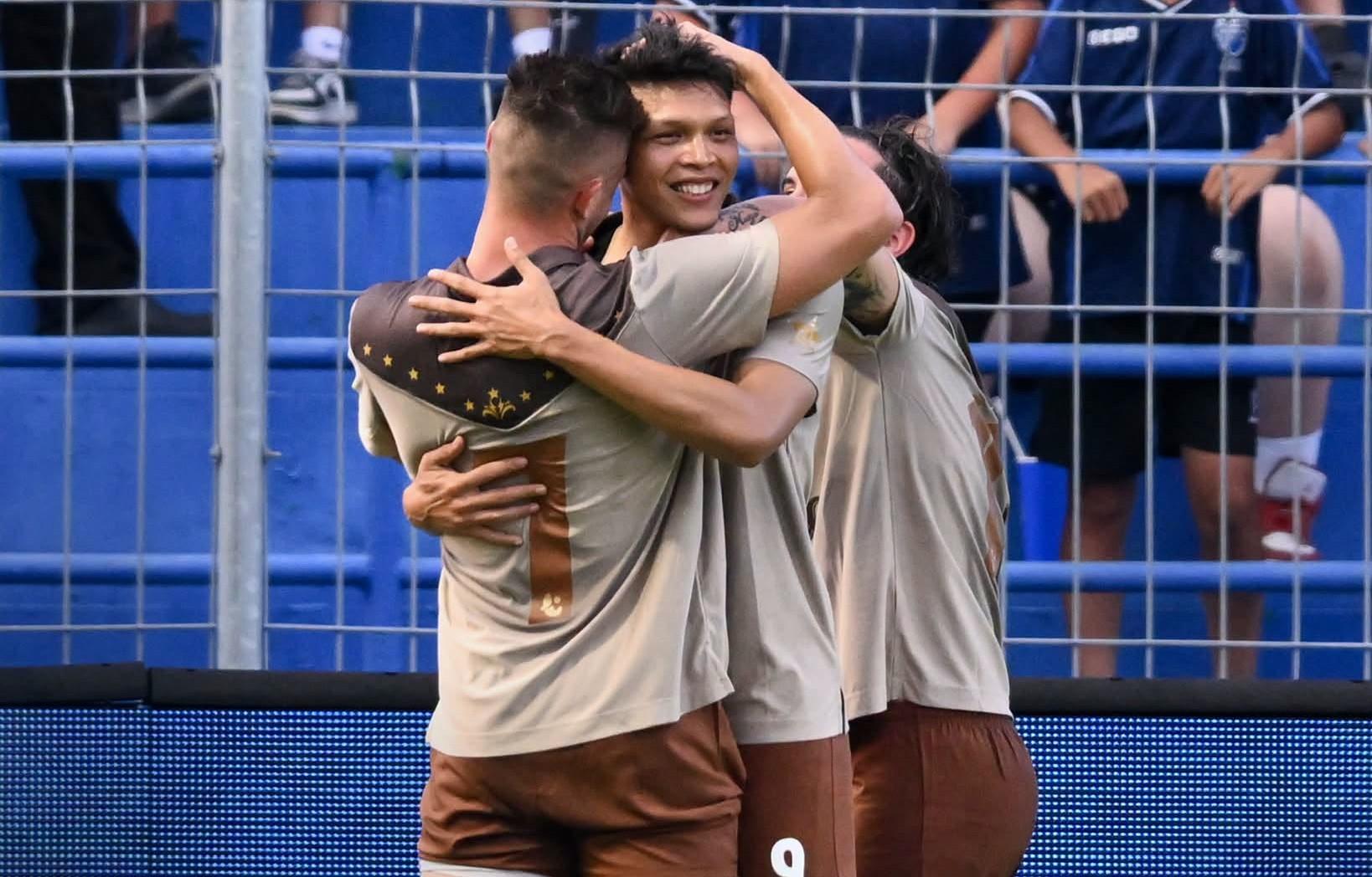 Đội tuyển đá ASEAN Cup, ngôi sao Thái Lan lại bận... đá giao hữu