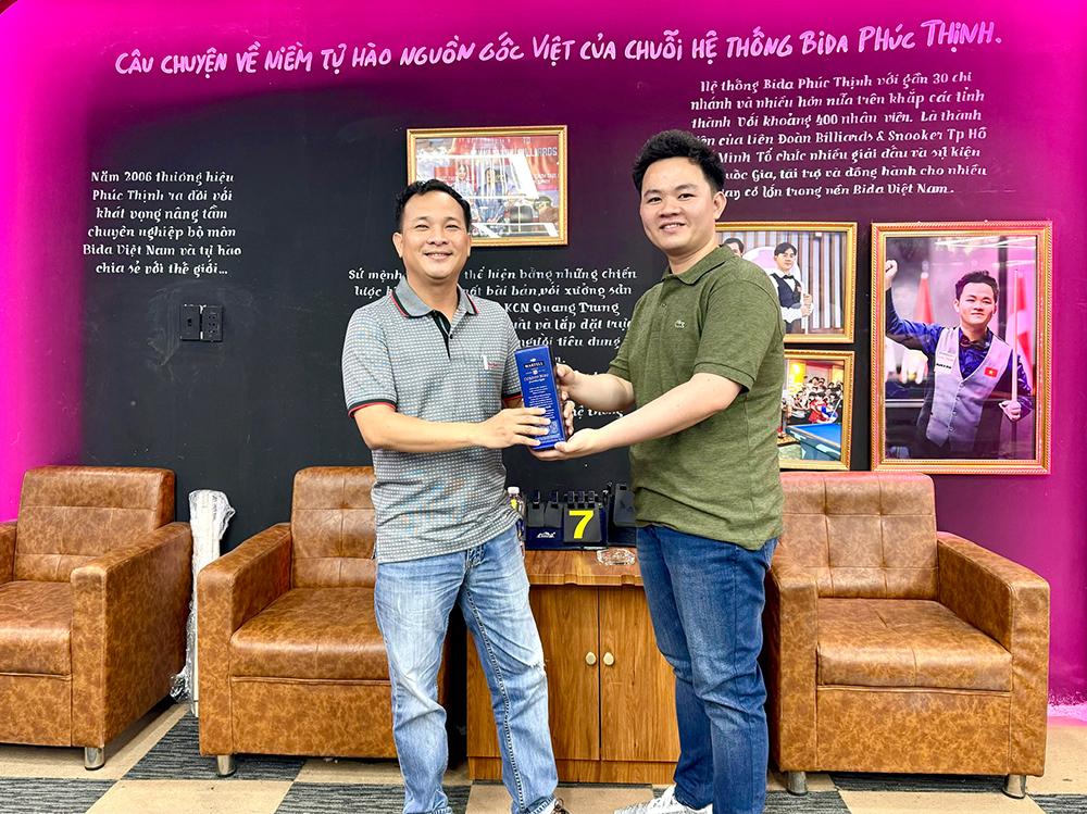 Nhà vô địch thế giới Bao Phương Vinh giao lưu với fan tại CLB Billiards Phúc Thịnh
