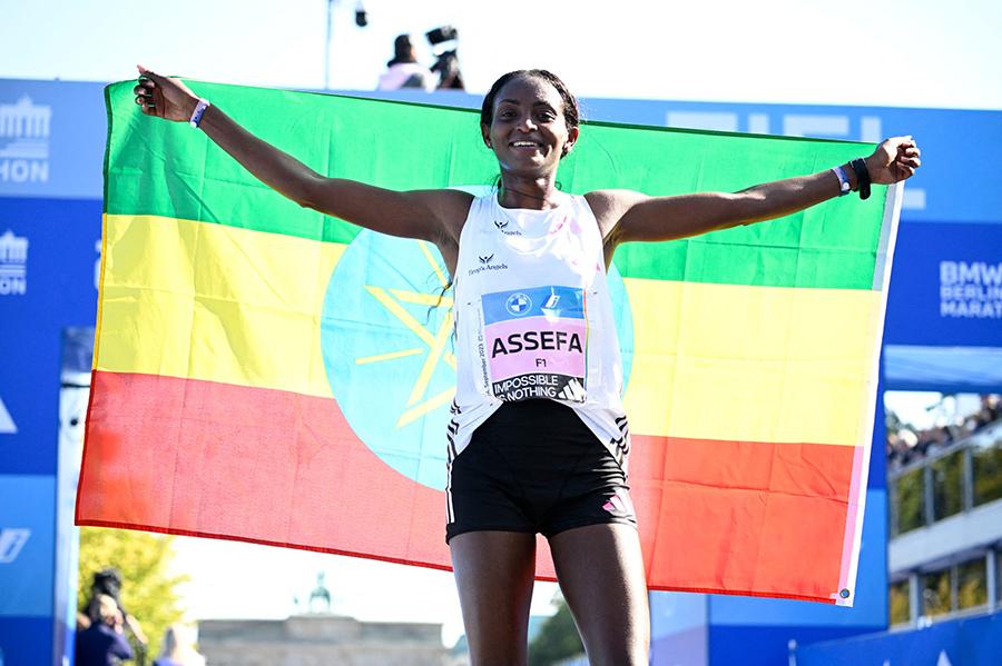 Cô gái Ethiopia phá sâu kỷ lục thế giới chạy 42,195km tại Berlin Marathon 2023