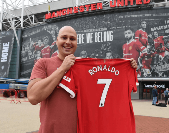 Ronaldo phá kỷ lục bán áo đấu sau khi MU công bố số áo