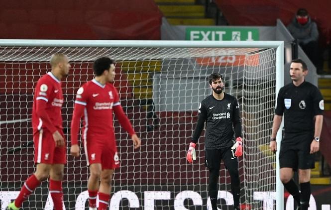 Alisson hai lần biến thành tội đồ khiến Liverpool thua đậm