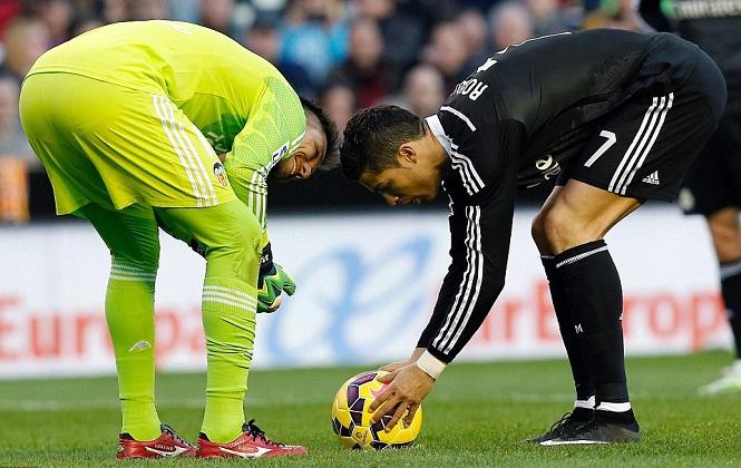 Thủ môn nào khiến Ronaldo chịu đau khổ nhất trên chấm phạt đền?