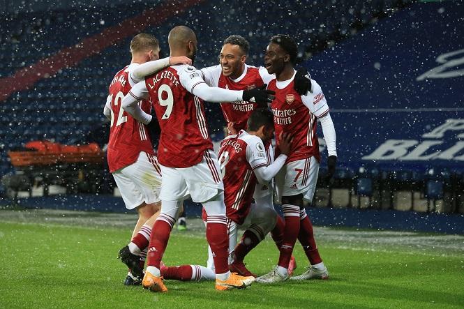Arsenal tạo ra pha phối hợp kinh điển để Saka ghi bàn