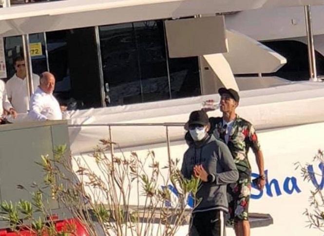 Ronaldo cùng bạn gái bất ngờ xuất hiện trên du thuyền