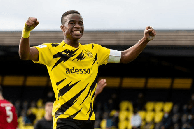 Thần đồng Moukoko ghi bàn trẻ nhất lịch sử Bundesliga