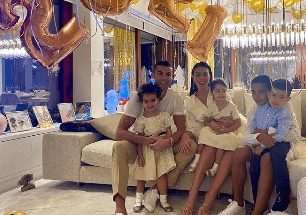 Ronaldo khoe ảnh đón năm mới với bạn gái và các con