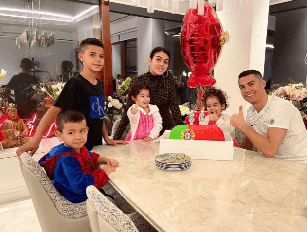 Cristiano Ronaldo tổ chức sinh nhật thứ 36 và lời hứa thú vị