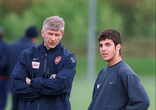 Arsenal đã qua mặt MU để mua Fabregas như thế nào?