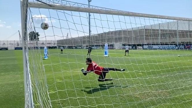 Ronaldo gây choáng khi ghi bàn thắng "điên rồ" trong buổi tập