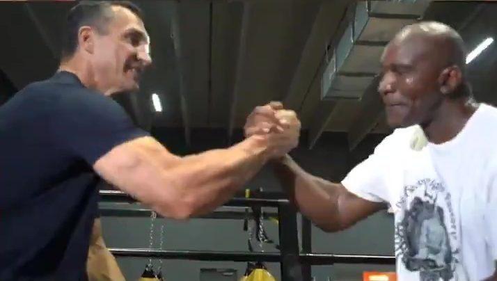Evander Holyfield luyện tập với Wladimir Klitschko để tái xuất