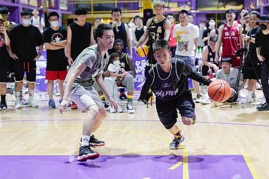 Stephen Curry choáng ngợp với cậu bé khuyết tật dằn bóng cực đỉnh tại Trung Quốc