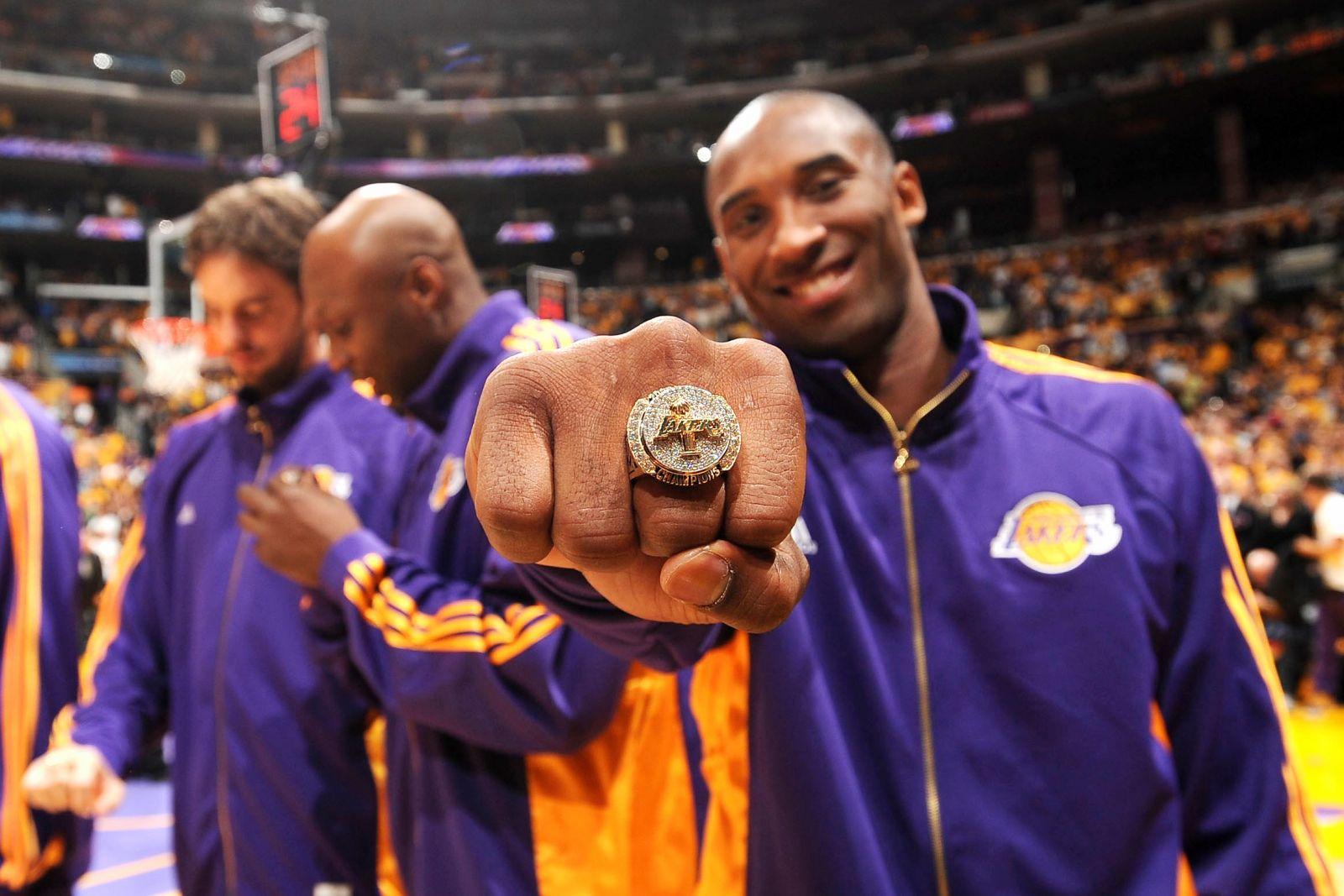 Sau mẹ Pamela, đến lượt bố Kobe Bryant bán nhẫn vô địch của con trai