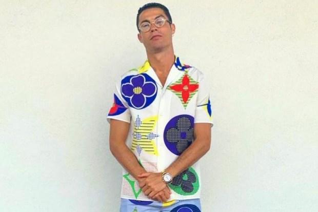 Ronaldo bị đồng đội "troll" vì mặc quần áo khác người
