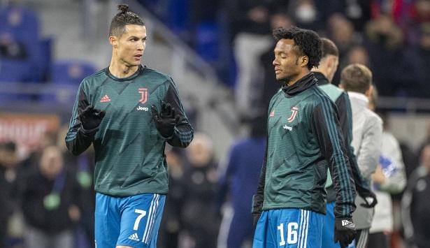 Cristiano Ronaldo bắt chước kiểu tóc kỳ lạ của đồng đội Cuadrado