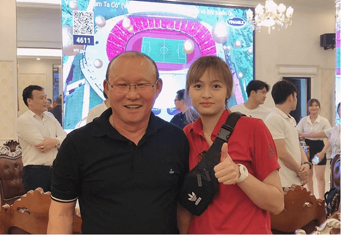 Dàn cầu thủ bóng chuyền Than Quảng Ninh khoe ảnh bên HLV Park Hang Seo