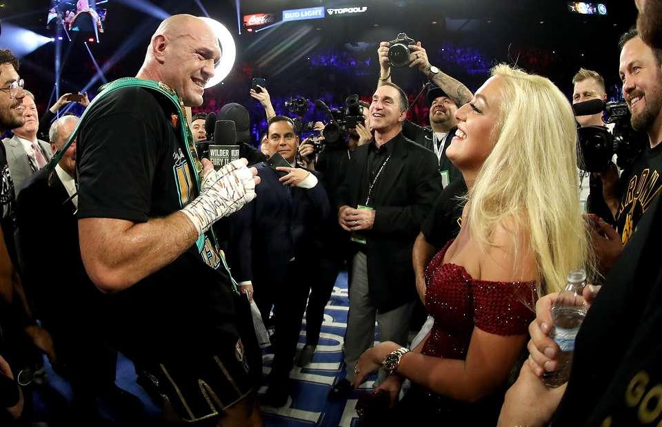 Tyson Fury sợ vợ như thế nào? Có superfight Giáng Sinh cũng không dám nhận