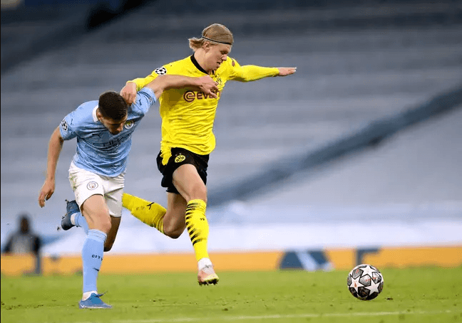 Haaland “bắt nạt” Dias bằng sức mạnh khủng khiếp ở Champions League