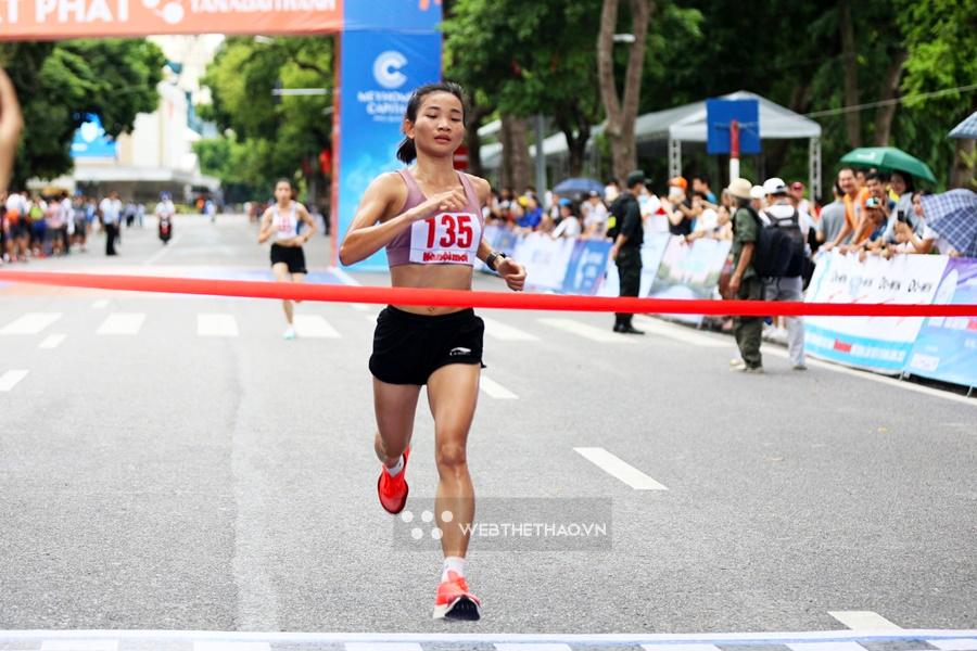 Nguyễn Thị Oanh vô địch giải chạy báo Hànộimới 2022 sau một tuần đăng quang marathon đầu tiên