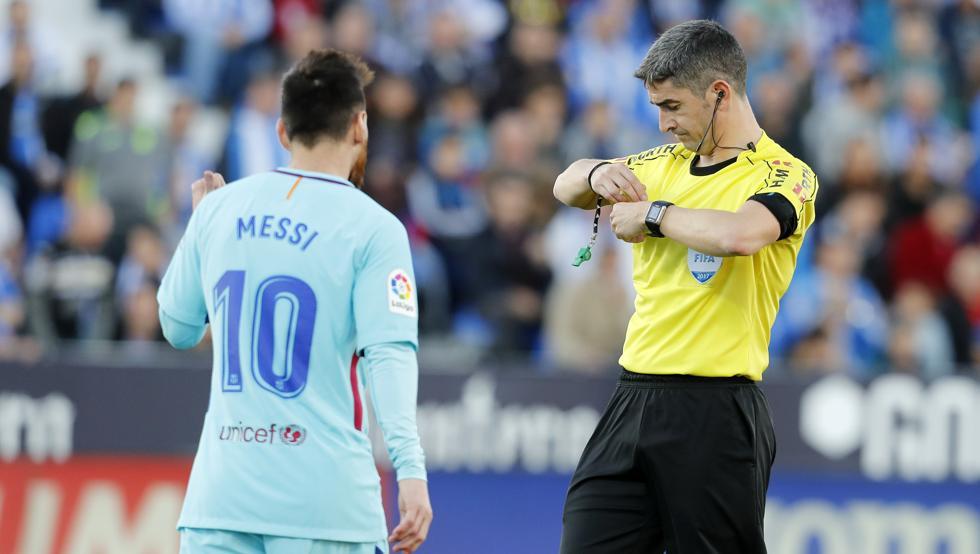 Vì sao Barca buồn vui lẫn lộn khi biết danh tính trọng tài bắt Siêu kinh điển tập 4?