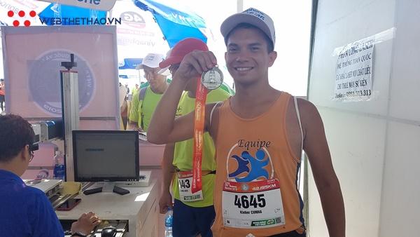 Runner nước ngoài xếp hàng giữa nắng chờ khắc tên huy chương Tiền Phong Marathon 2019