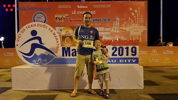 Cảm động ông bố trẻ tìm mua bib phút chót để được chạy cùng với con trai