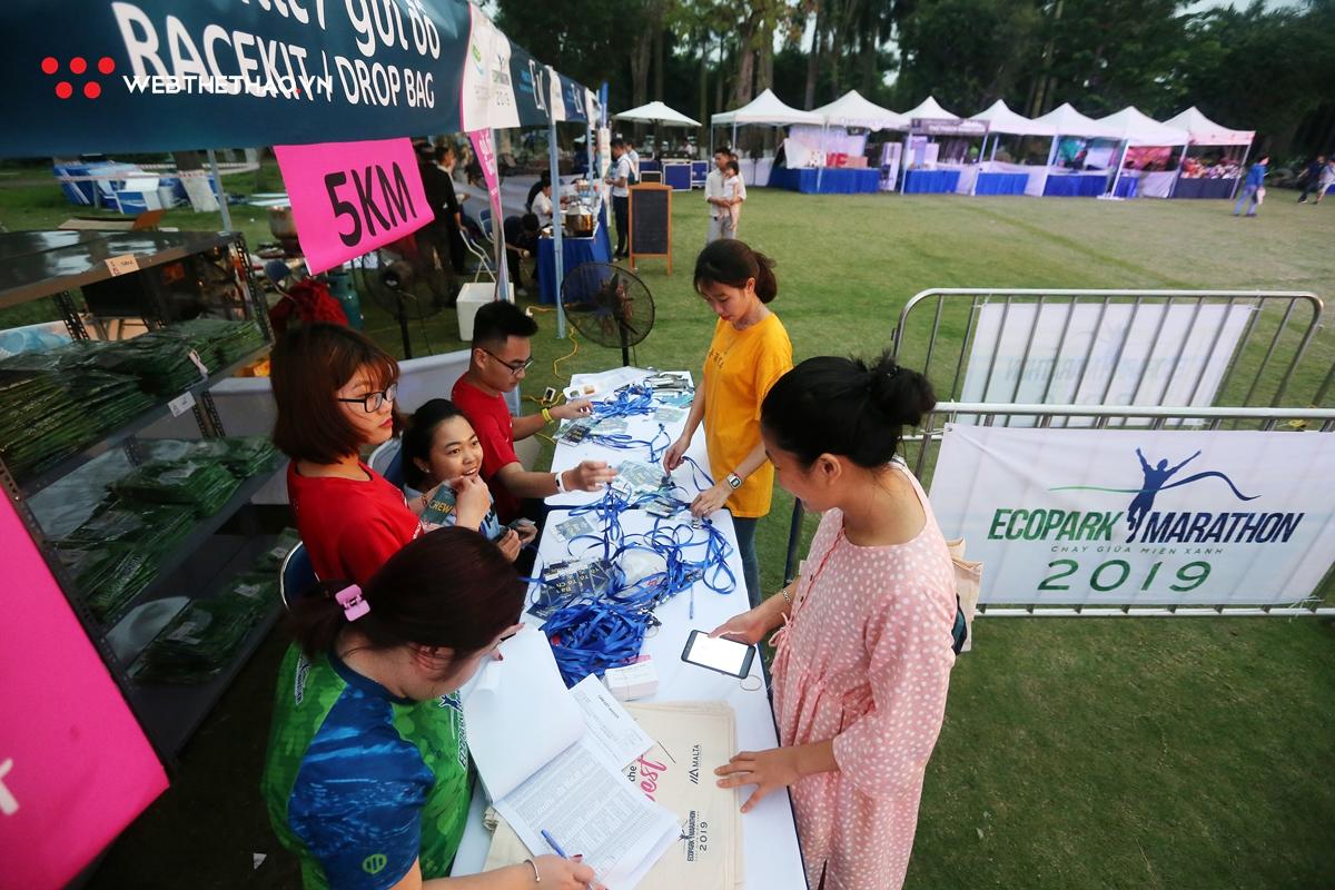 Những runner đầu tiên "rinh" bib của Ecopark Marathon 2019