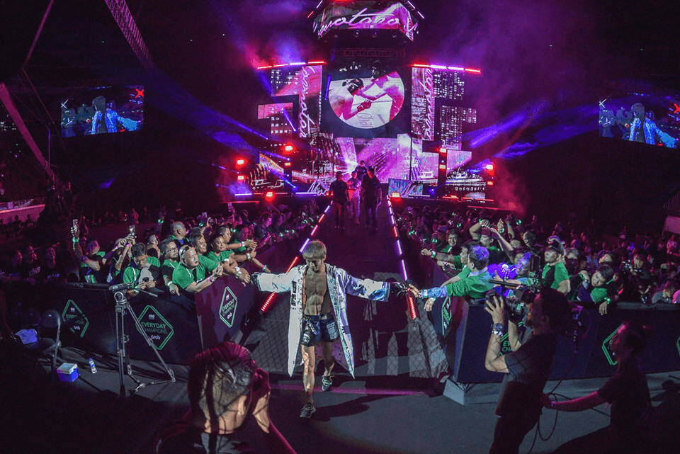 Tài xế Grab “xâm chiếm” khán đài ONE Championship