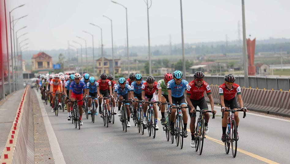 Các tay đua vượt nắng gió, chinh phục gần 200 km tại chặng 2 Cúp Truyền hình 2019